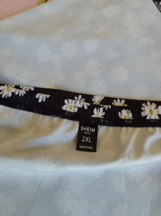 Minifalda negra margaritas Shein XXL  sin estrenar