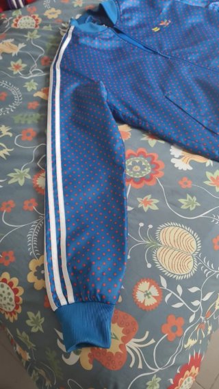 Chaqueta Adidas puntos azul y rojo