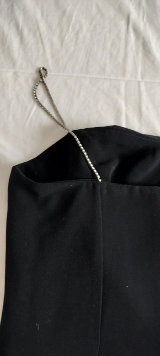 Vestido negro de tirantes con strass