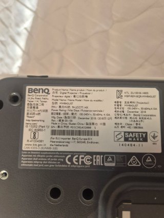 Proyector BenQ  con mando.Pocas horas de lámpara.