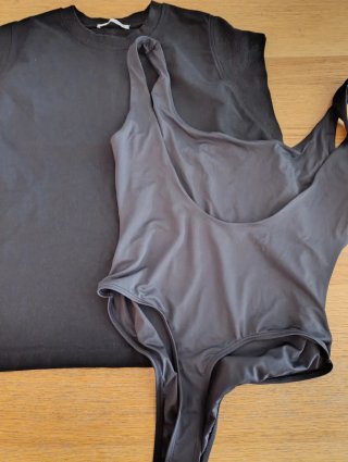 Body de una pieza y camiseta negra