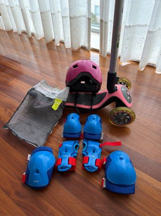 Patinete Decathlon con casco y protecciones
