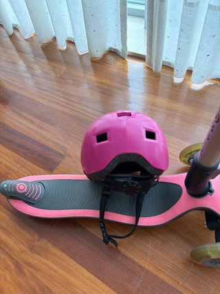 Patinete Decathlon con casco y protecciones