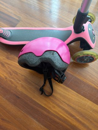 Patinete Decathlon con casco y protecciones