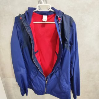 Cortavientos Quechua Azul y rojo