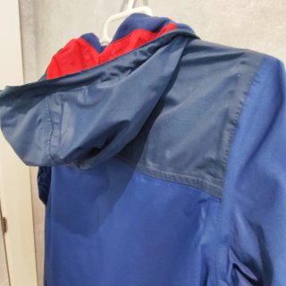 Cortavientos Quechua Azul y rojo