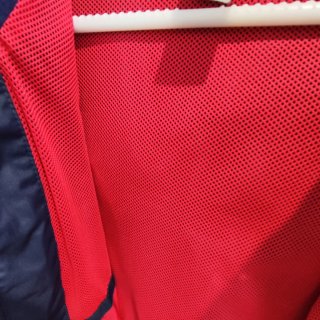 Cortavientos Quechua Azul y rojo