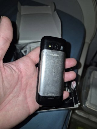 Nokia 2 telefoni cellulari con accessori