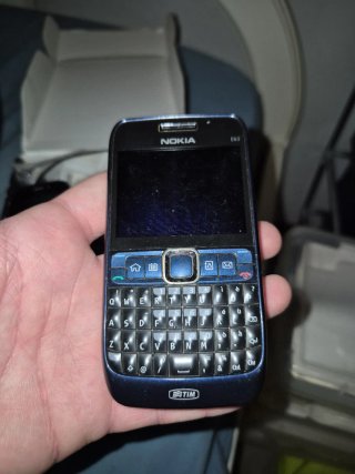 Nokia 2 telefoni cellulari con accessori