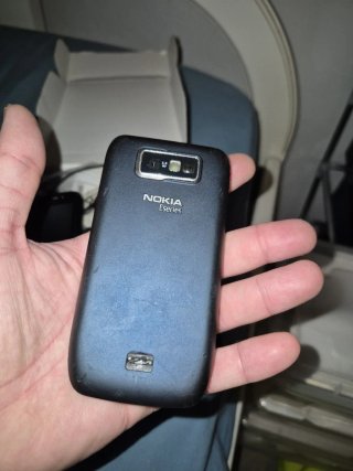 Nokia 2 telefoni cellulari con accessori