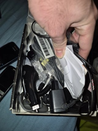 Nokia 2 telefoni cellulari con accessori