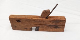 Cepillo plano de carpintero de madera antiguo