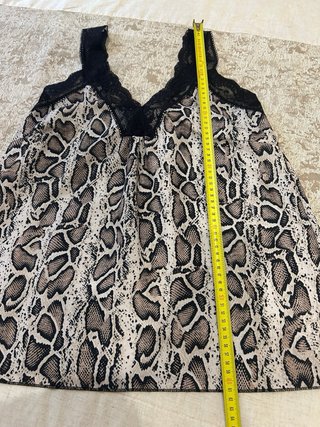 Blusa con estampado de serpiente y encaje