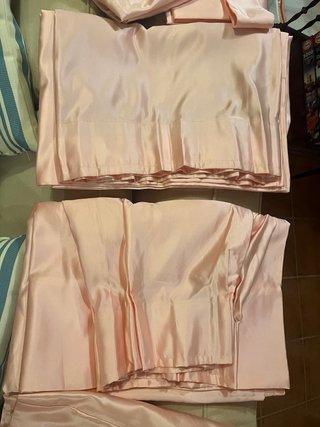 Cortinas grandes de satén rosa y complementos