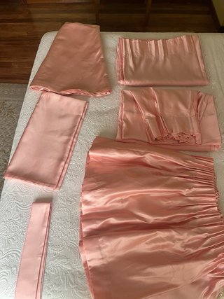 Cortinas grandes de satén rosa y complementos