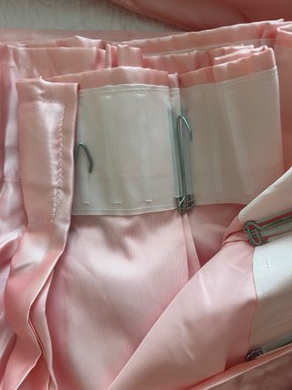 Cortinas grandes de satén rosa y complementos