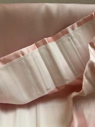 Cortinas grandes de satén rosa y complementos