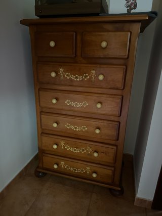 Cómoda de madera con 7 cajones