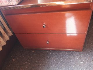 Cómoda de madera oscura+espejo+mesita