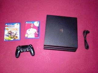 PS4 Pro + 2 Juegos + Mando Negro