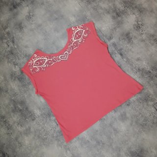 Camiseta rosa con estampado blanco