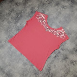 Camiseta rosa con estampado blanco