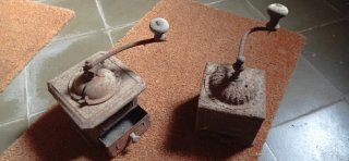 2 Molinillos de café antiguos