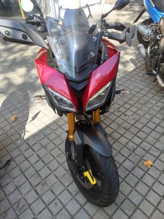 Moto Deportiva Roja y Negra