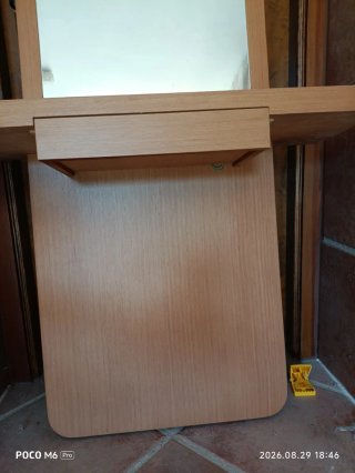 Espejo de madera con cajón