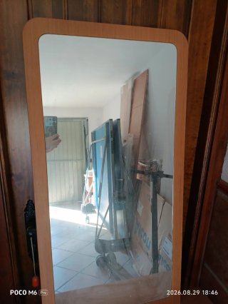 Espejo de madera con cajón