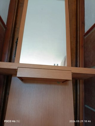 Espejo de madera con cajón