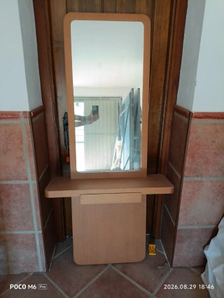 Espejo de madera con cajón