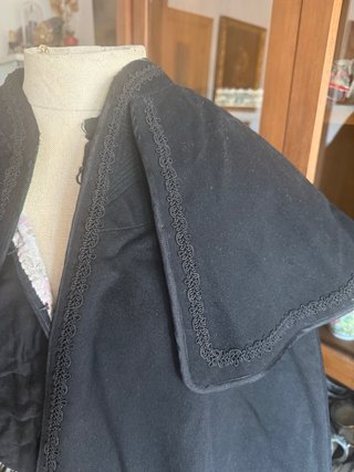 Capa antigua negra