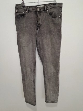 Pantalón vaquero gris desgastado