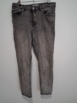 Pantalón vaquero gris desgastado