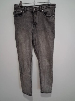 Pantalón vaquero gris desgastado