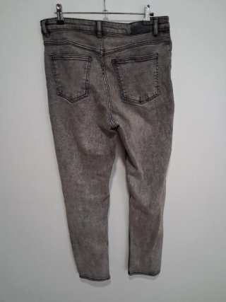Pantalón vaquero gris desgastado