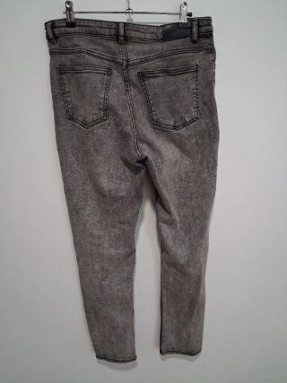 Pantalón vaquero gris desgastado