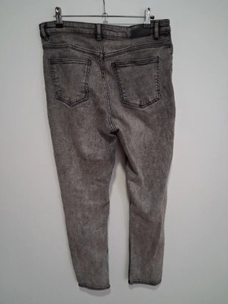 Pantalón vaquero gris desgastado