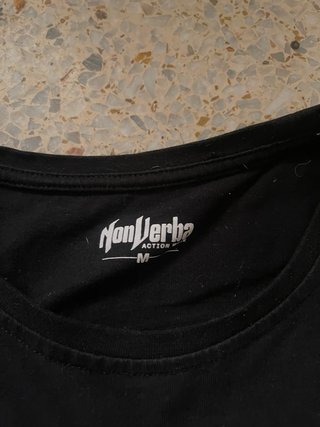 Camiseta Negra con Diseño de Huella Dactilar