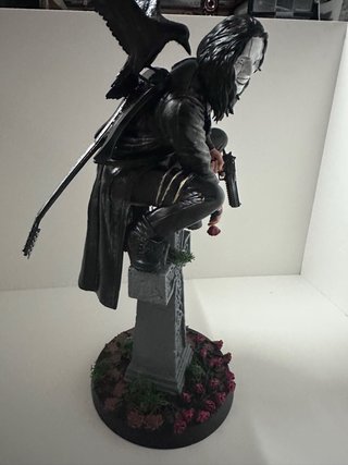 Statuetta Il Corvo con chitarra e corvo 35 cm