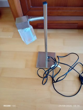 Lámpara de mesa moderna metal y cristal.