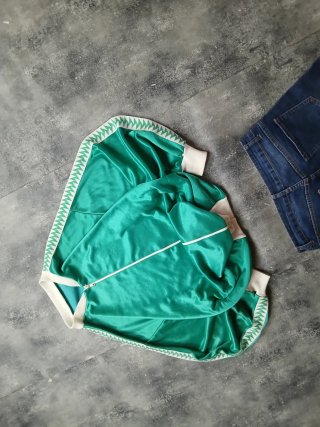 Chaqueta deportiva retro verde y blanca