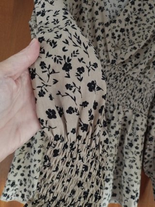 Blusa floral beige y negra