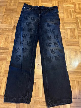 Pantalón vaquero estampado chico