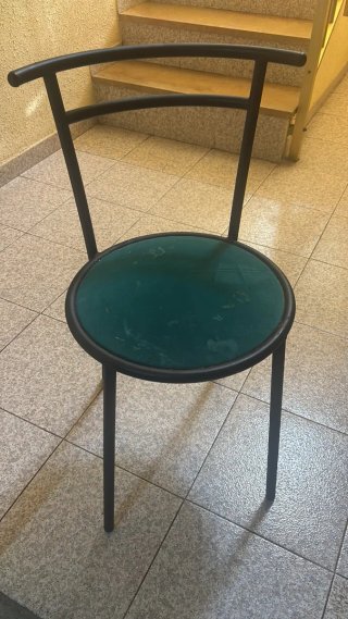 Sillas de comedor metálicas con asiento verde