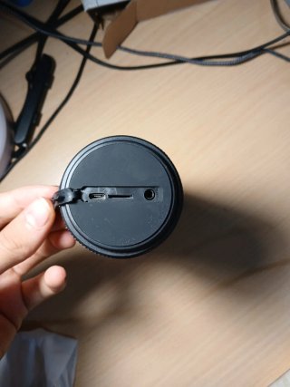 Altavoz Bluetooth de ale-hop Tubo Negro con cable.