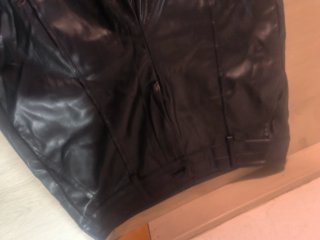 Pantalón efecto piel negro