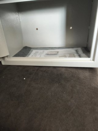 Caja fuerte de metal gris
