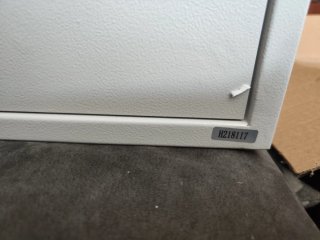 Caja fuerte de metal gris